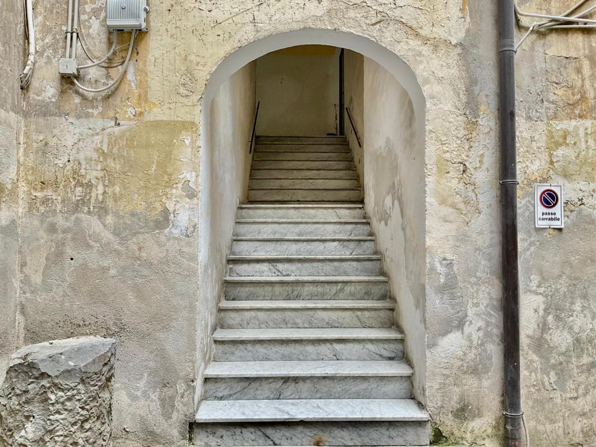 'a De' Scugnizzi * Naples