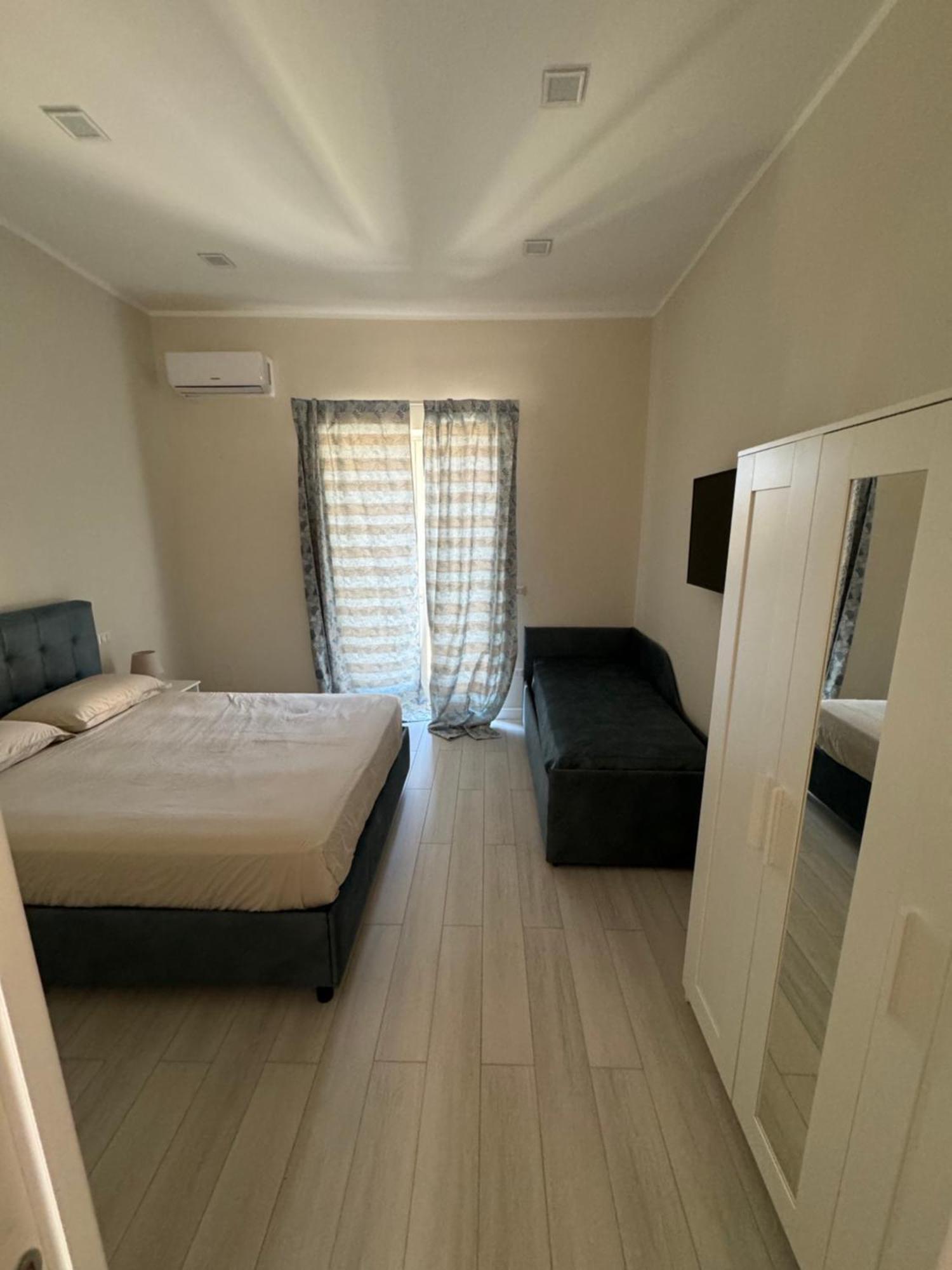 Airport House * Naples