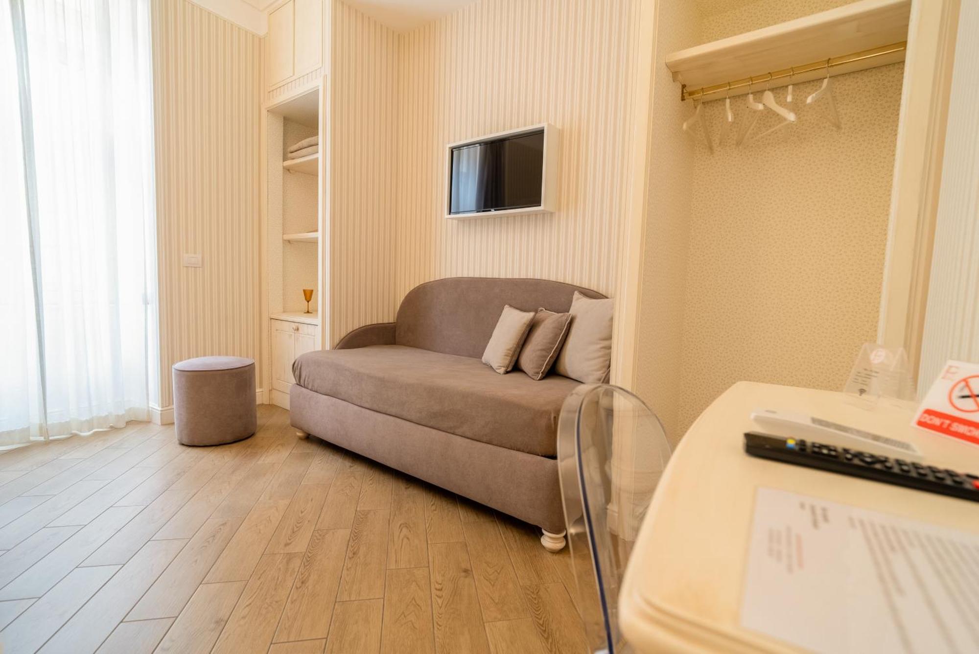 Florita Naples