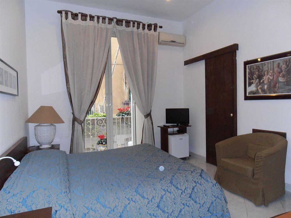 Plebiscito 3* Naples