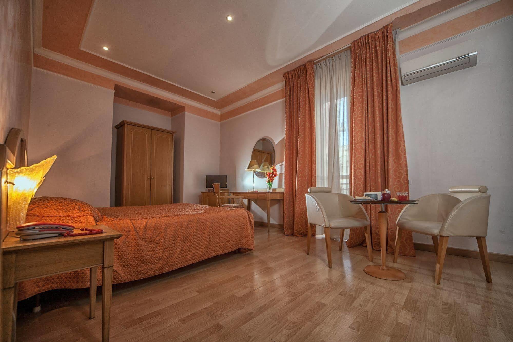 La Pace 3* Naples