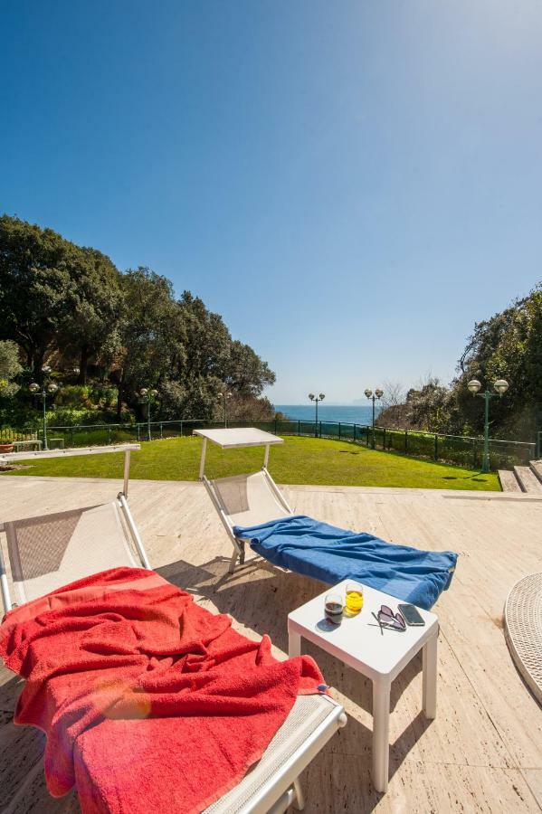 Holiday Family - Big On The Swimming Pool In Front Of Capri Apartment