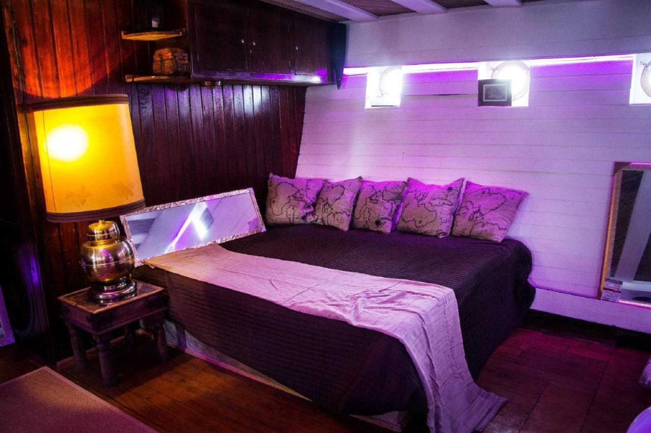 El Pirata Boat Botel *