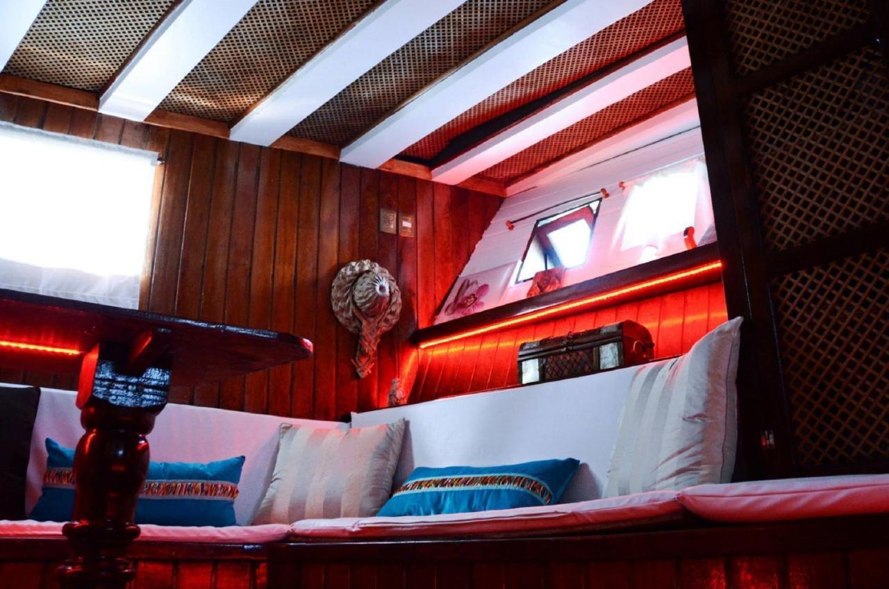 El Pirata Boat Botel Naples