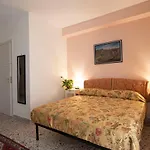 Vomero Room