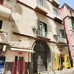 Napoli Felix: Soggiornare Al Centro In Posizione Tranquilla