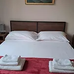 Trinita\' Maggiore Home/ Historic Center
