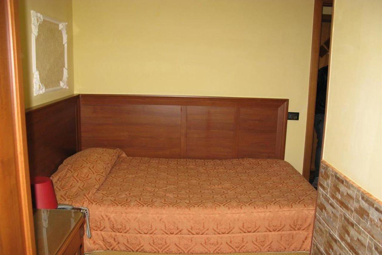 Hotel Iris Hotel *