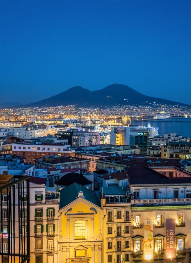 Center - E Naples