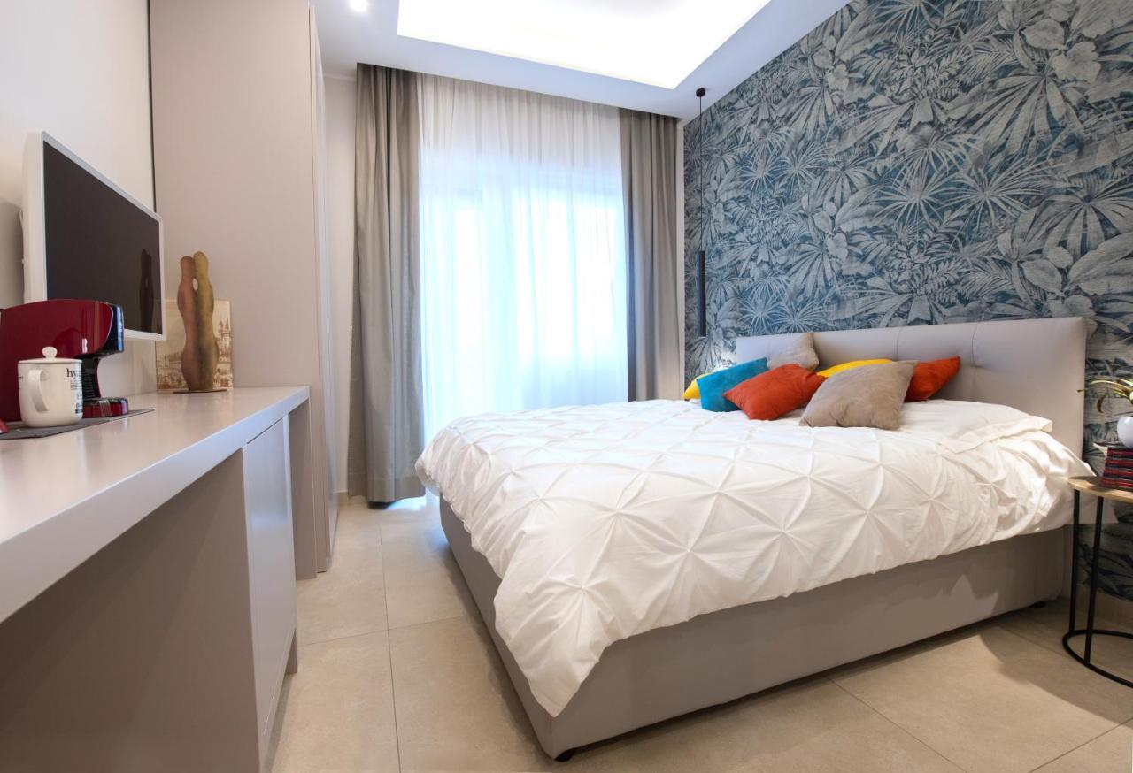 Apartment Center - E Naples