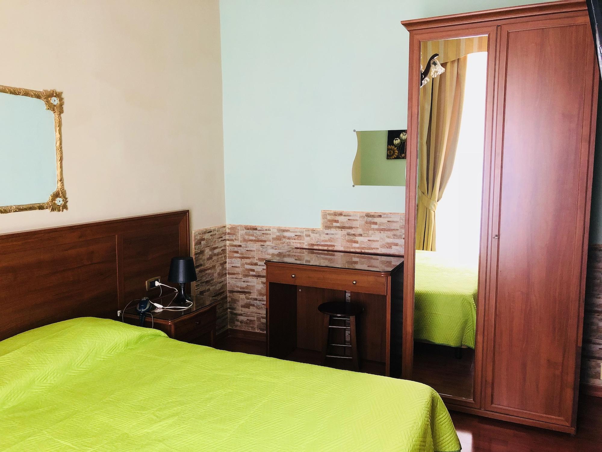 Hotel Iris Hotel *