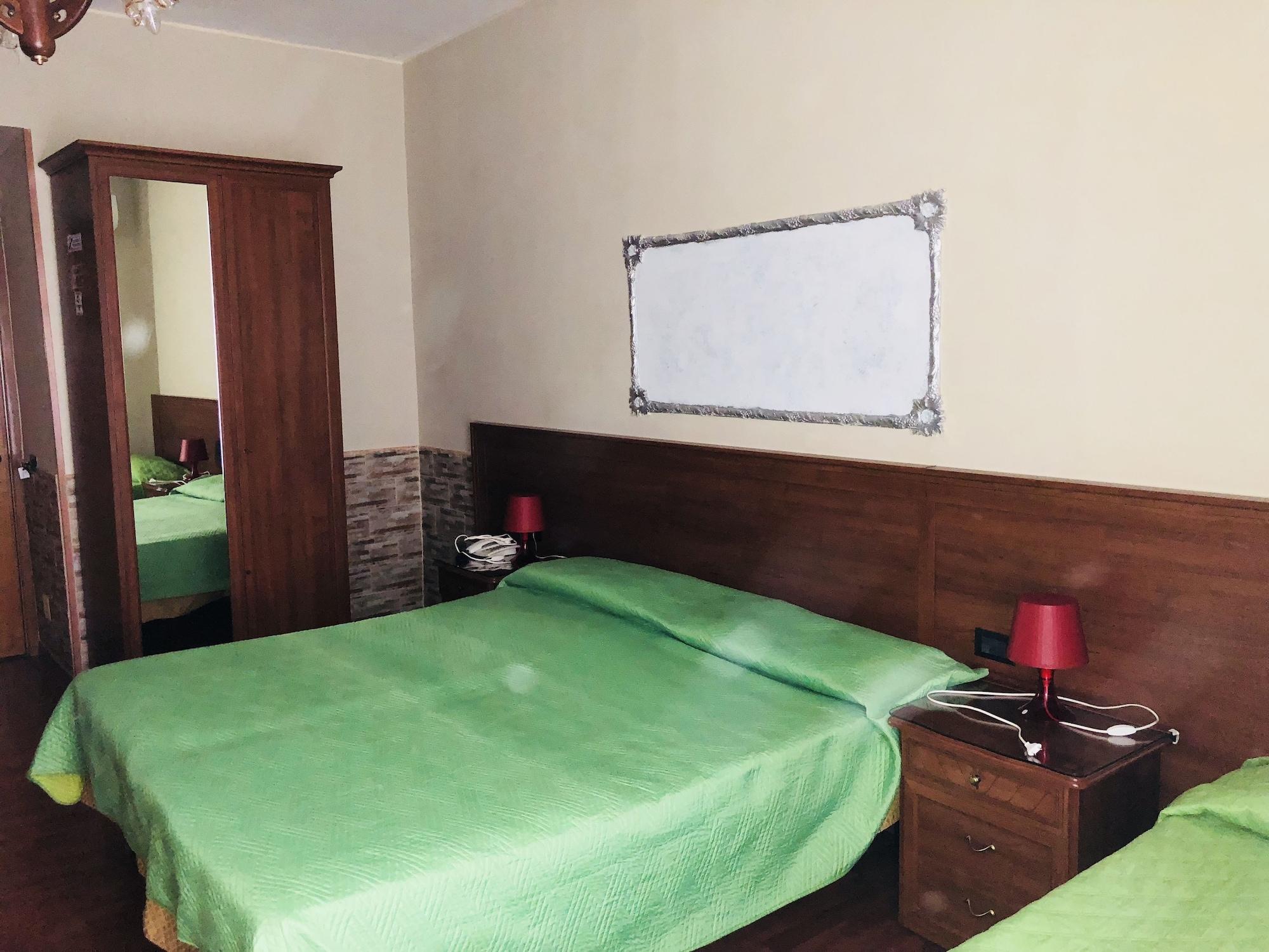 Hotel Iris Hotel *