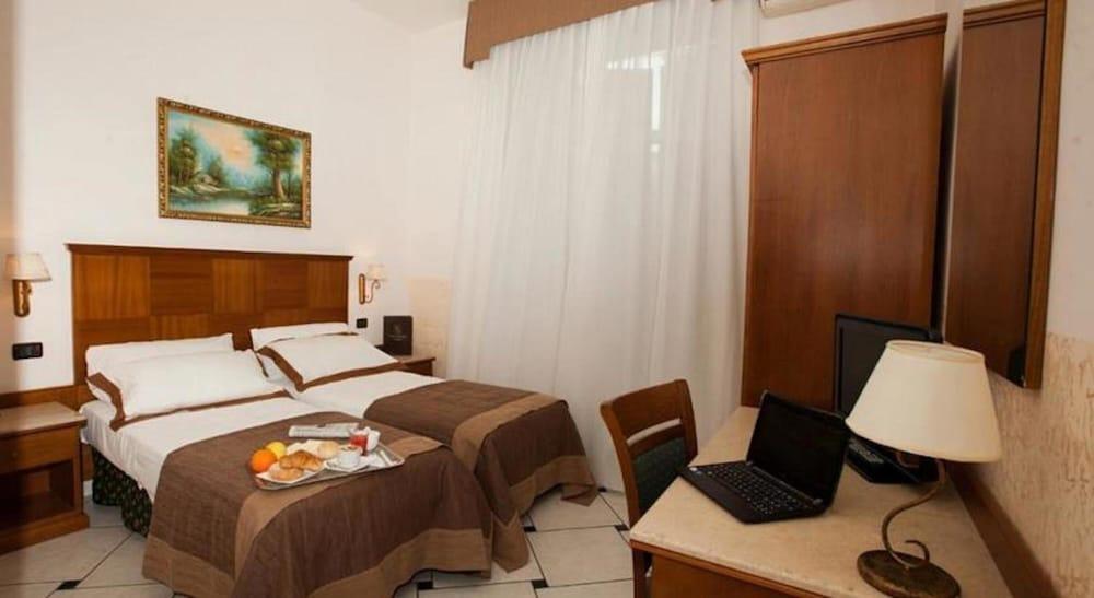 Hotel Garibaldi Naples