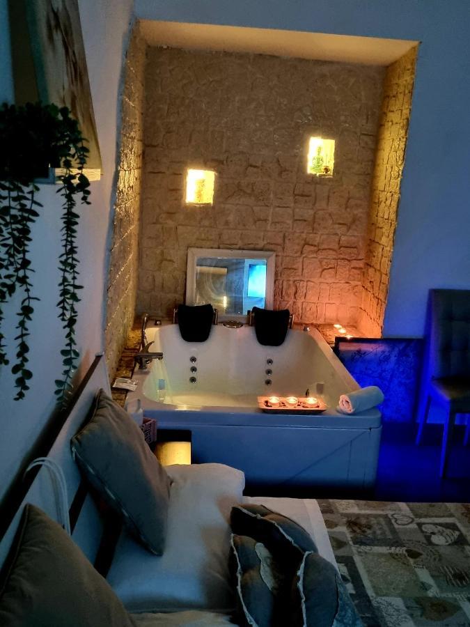 Room&jacuzzi Naples