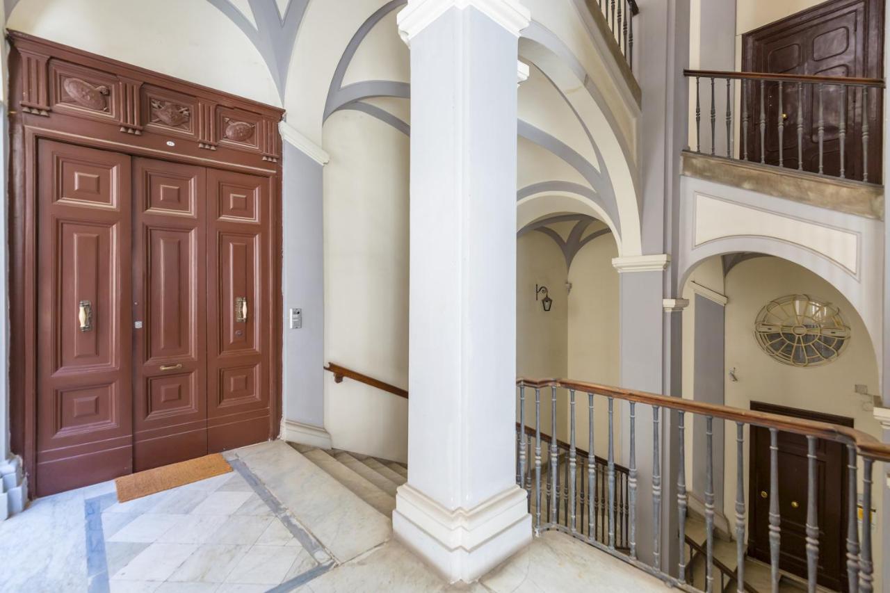 Apartment Design & Duplex At National Museum Naples
