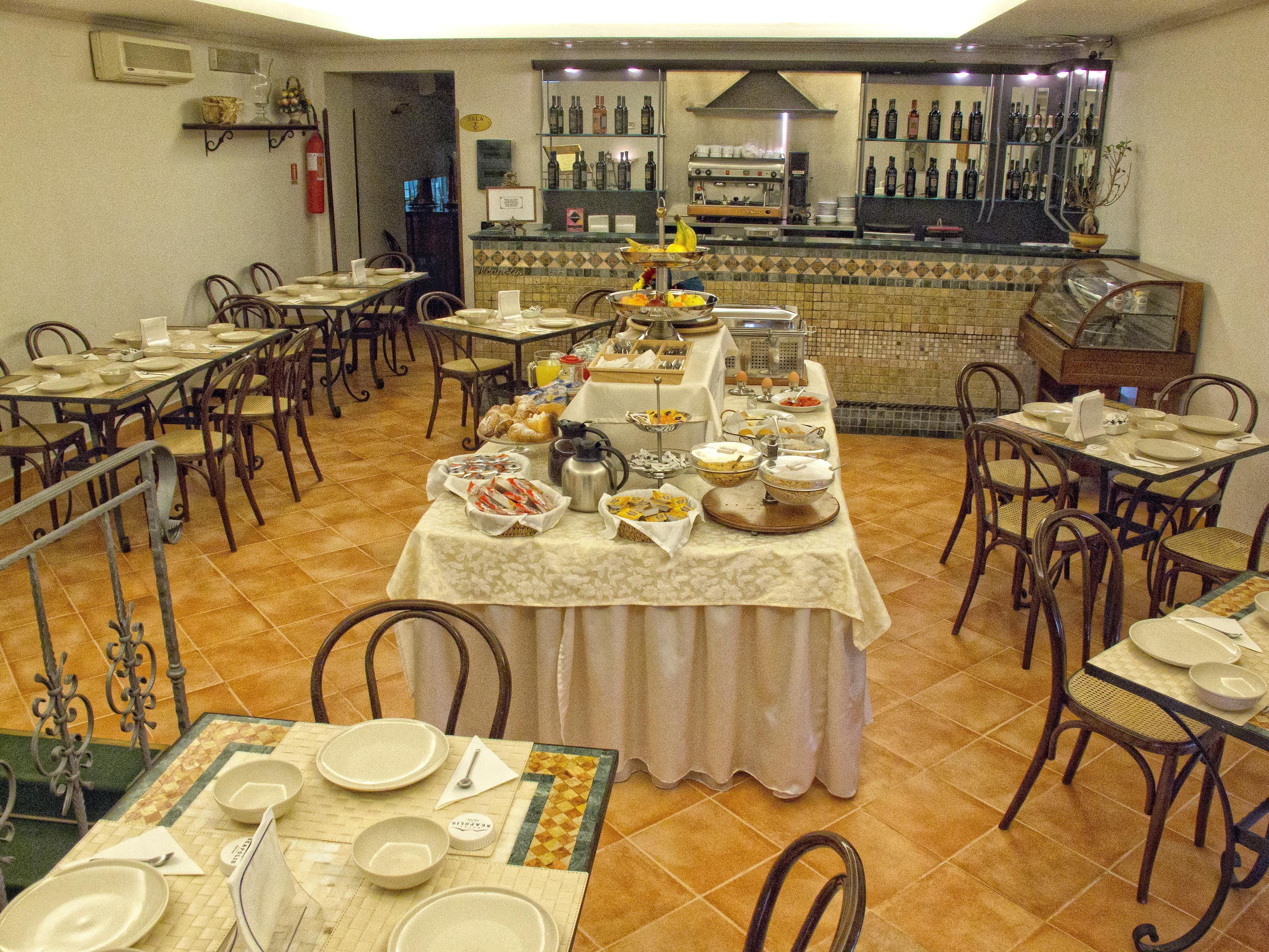 Neapolis 3* Naples