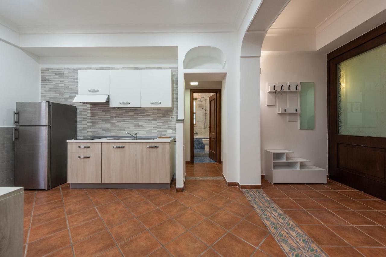 Metro 1 Materdei - Tranquillo Per 4 Apartment Naples