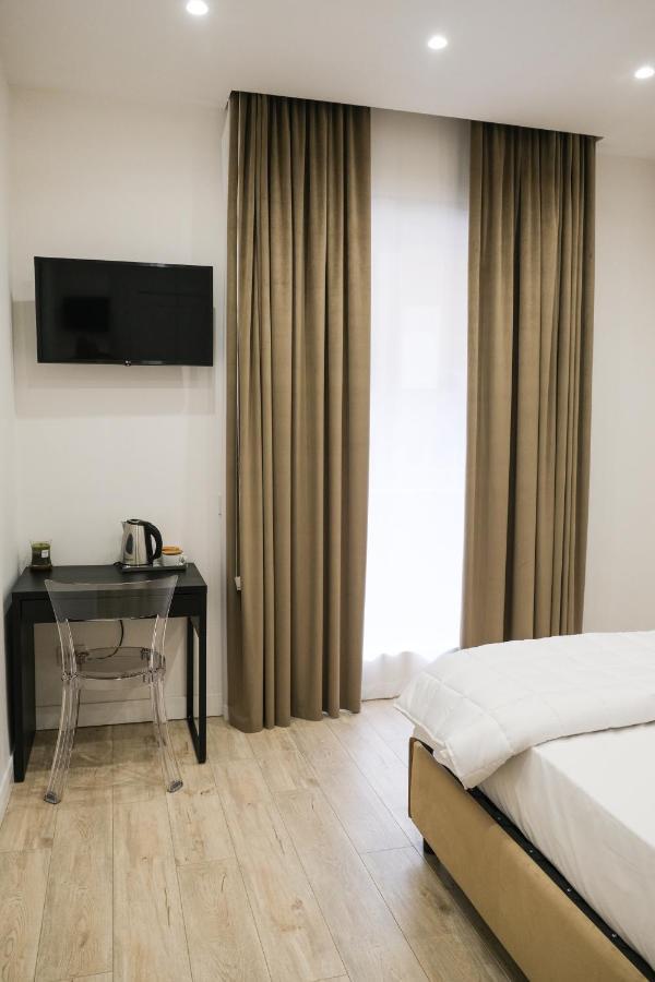 Bed & Breakfast Aroma And B&b, Maschio Angioino Naples