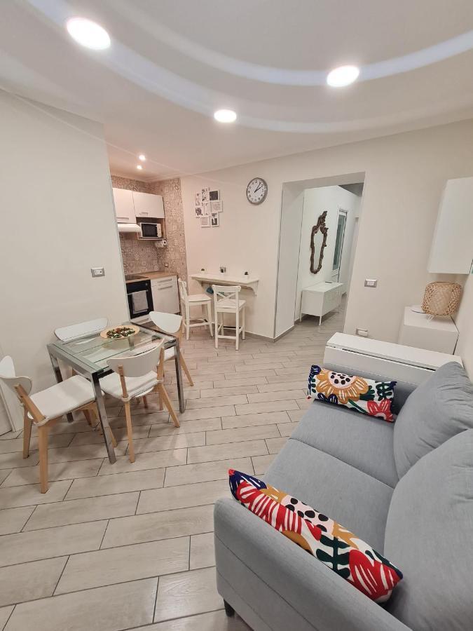 Palizzi's Behind Plebiscite Square Apartment Naples