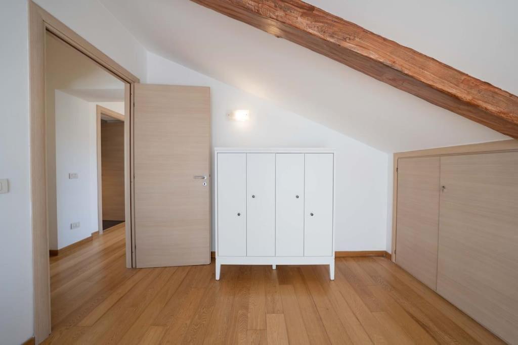 Apartment Kiss By Dimorra *