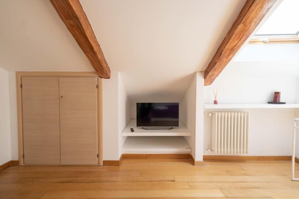 Apartment Kiss By Dimorra *