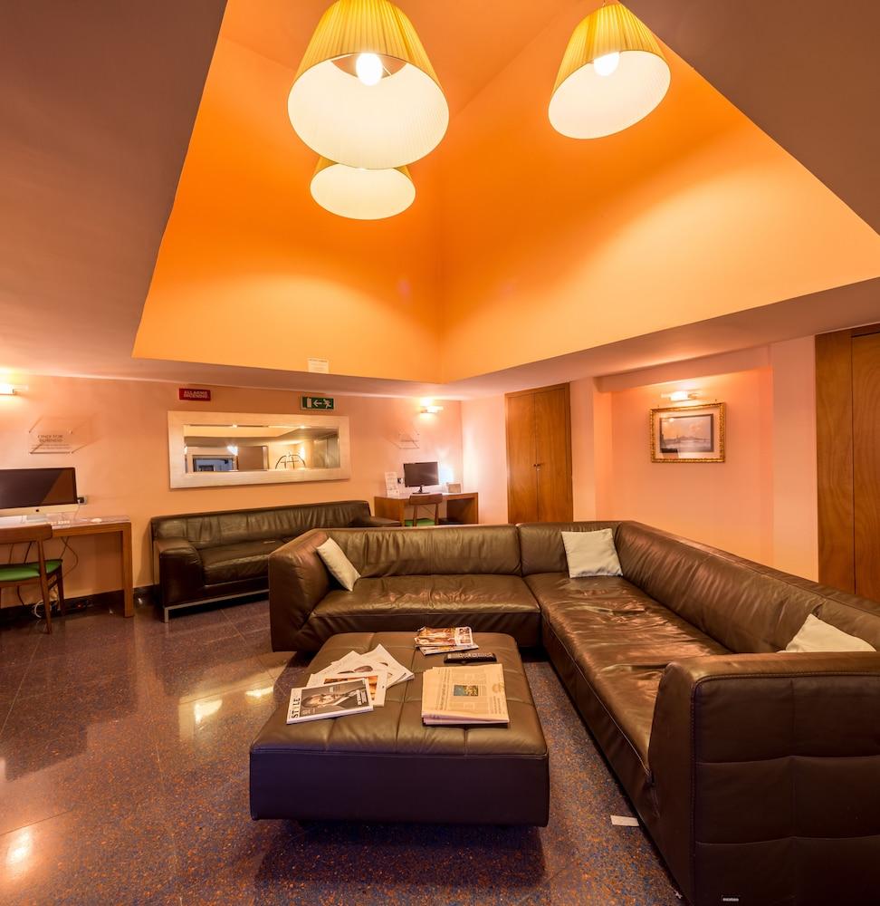 Hotel Western Plaza 4*