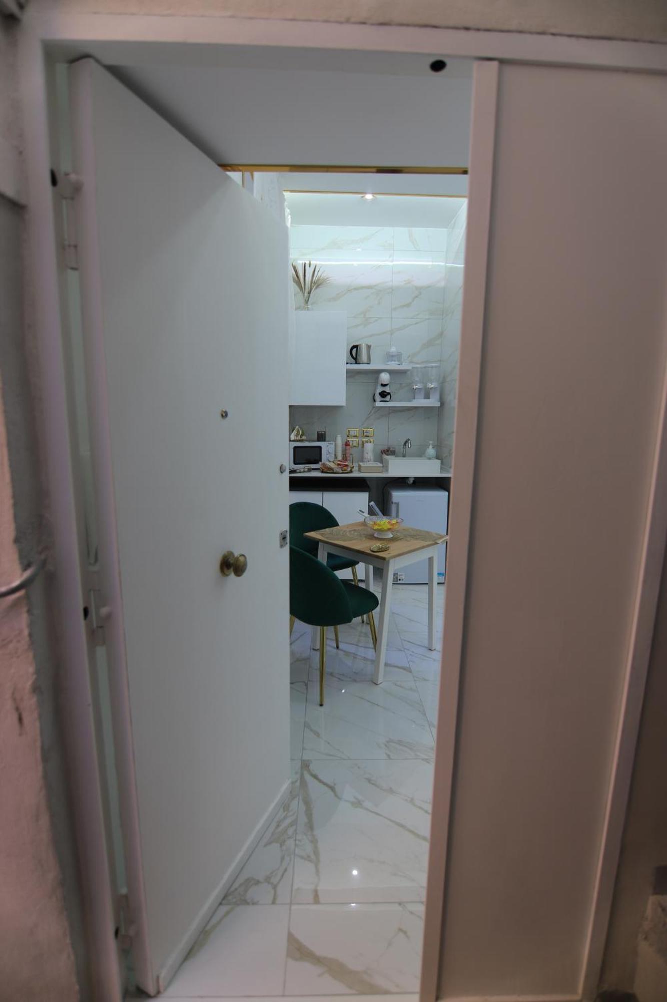 Regina House Apartment *