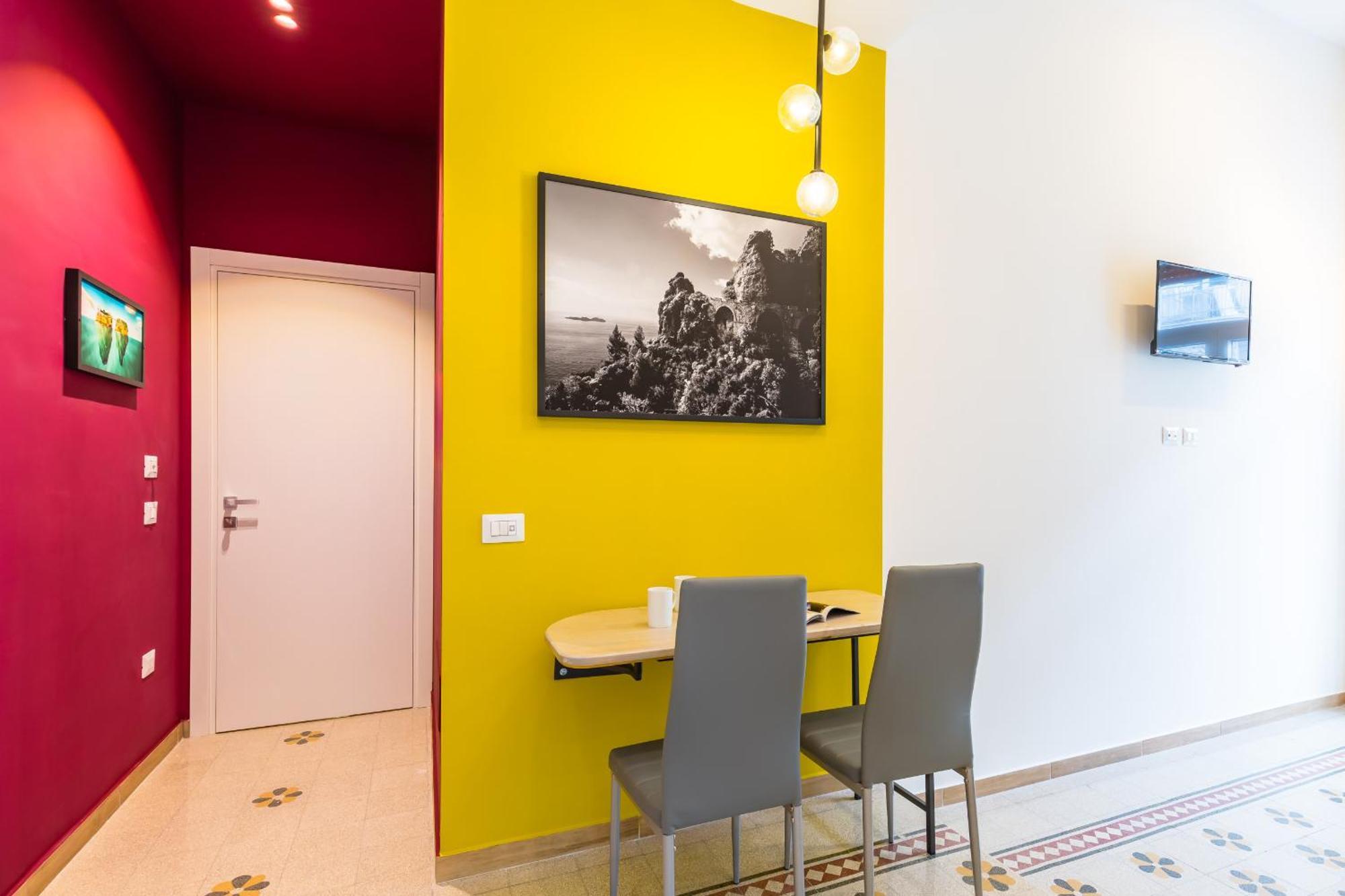 Station & Apartment Naples