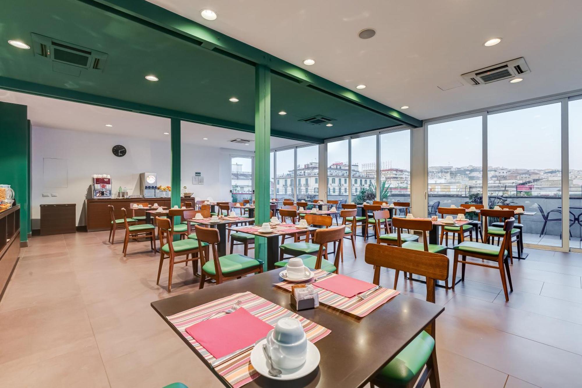 Hotel Western Plaza 4*