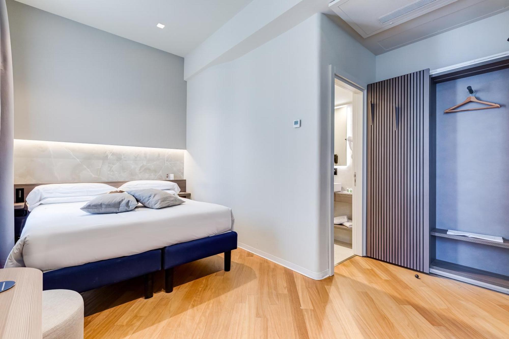 Western Plaza Hotel 4*