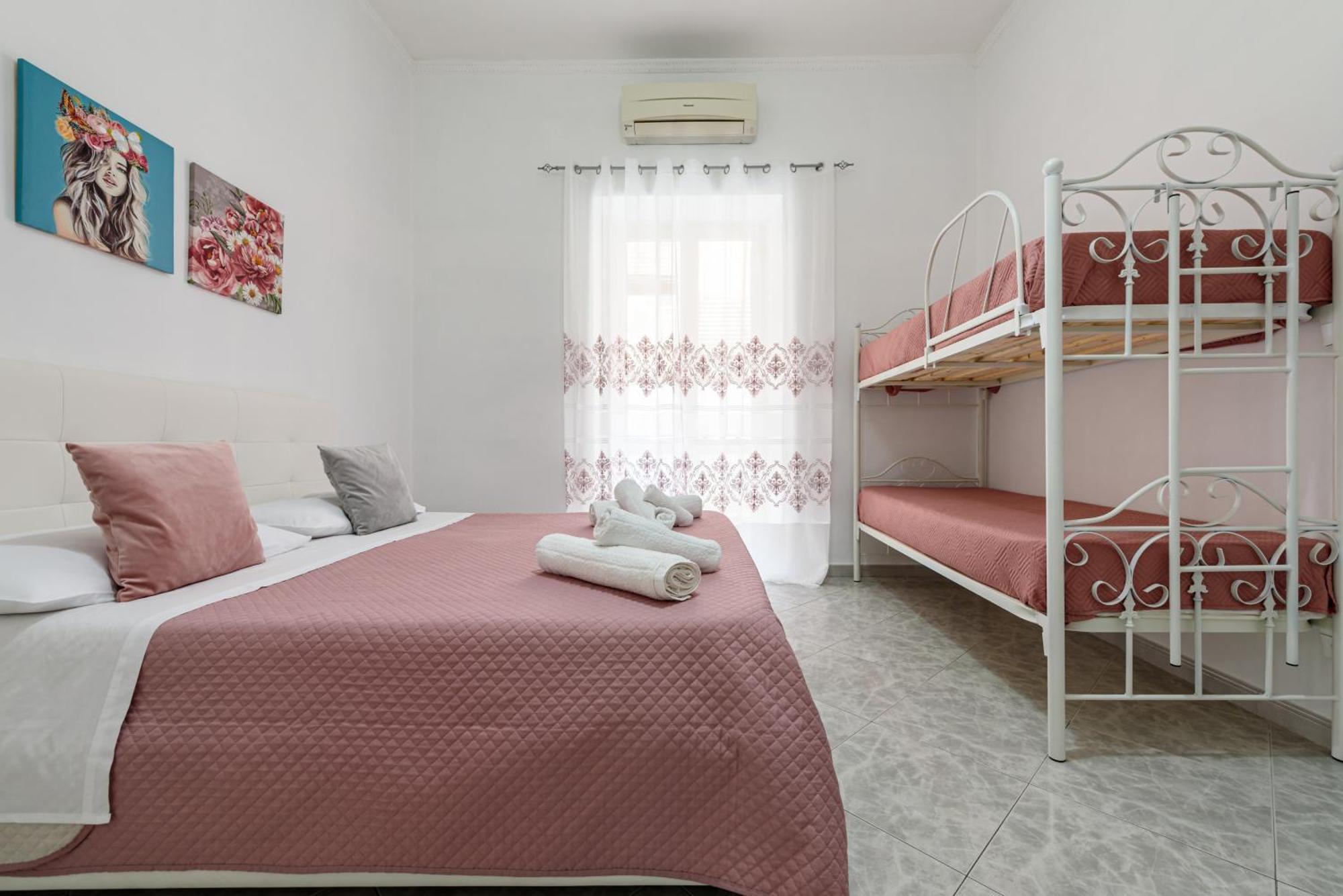House Raffy & Ary Apartment