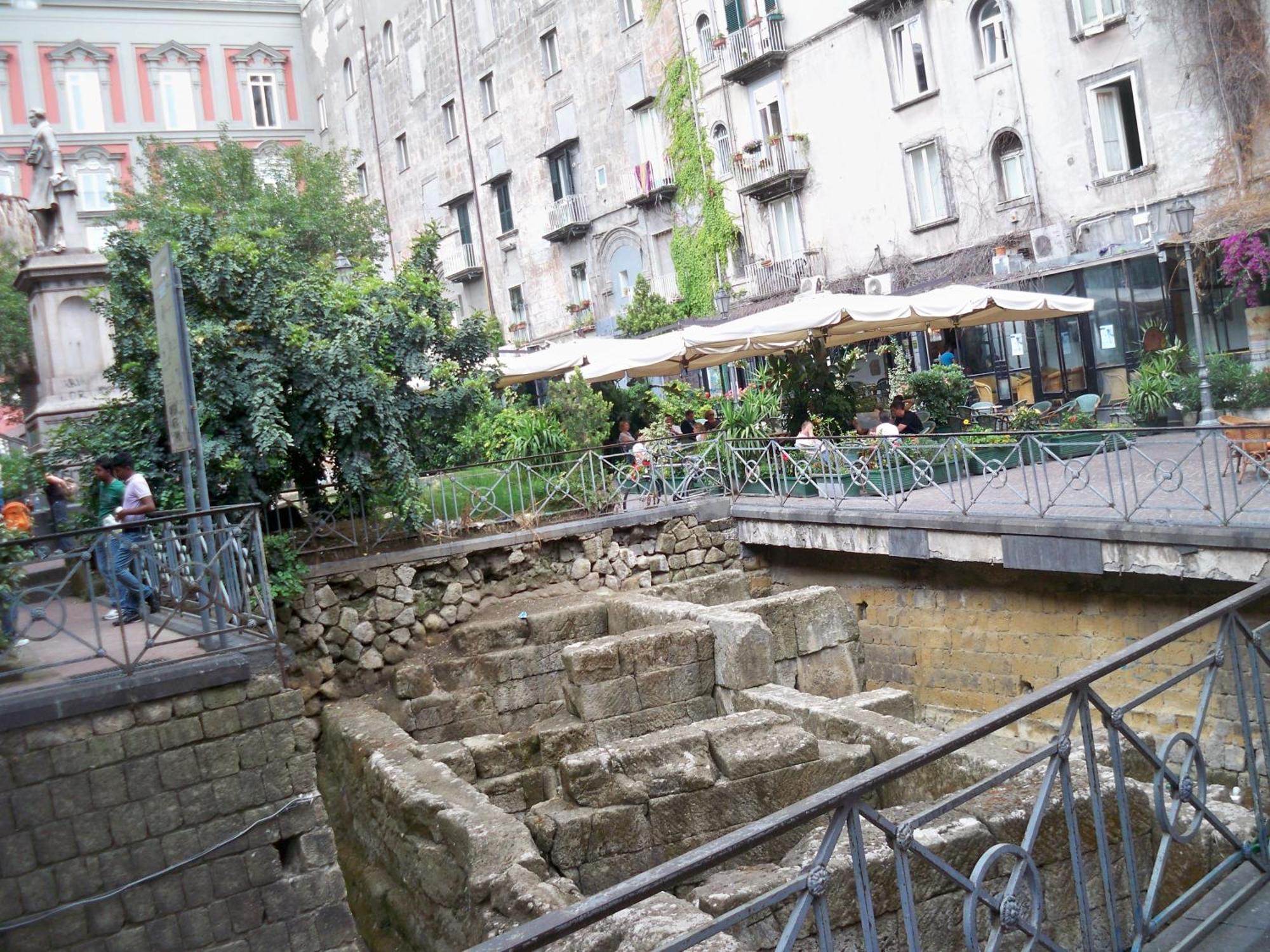 Tecla Naples