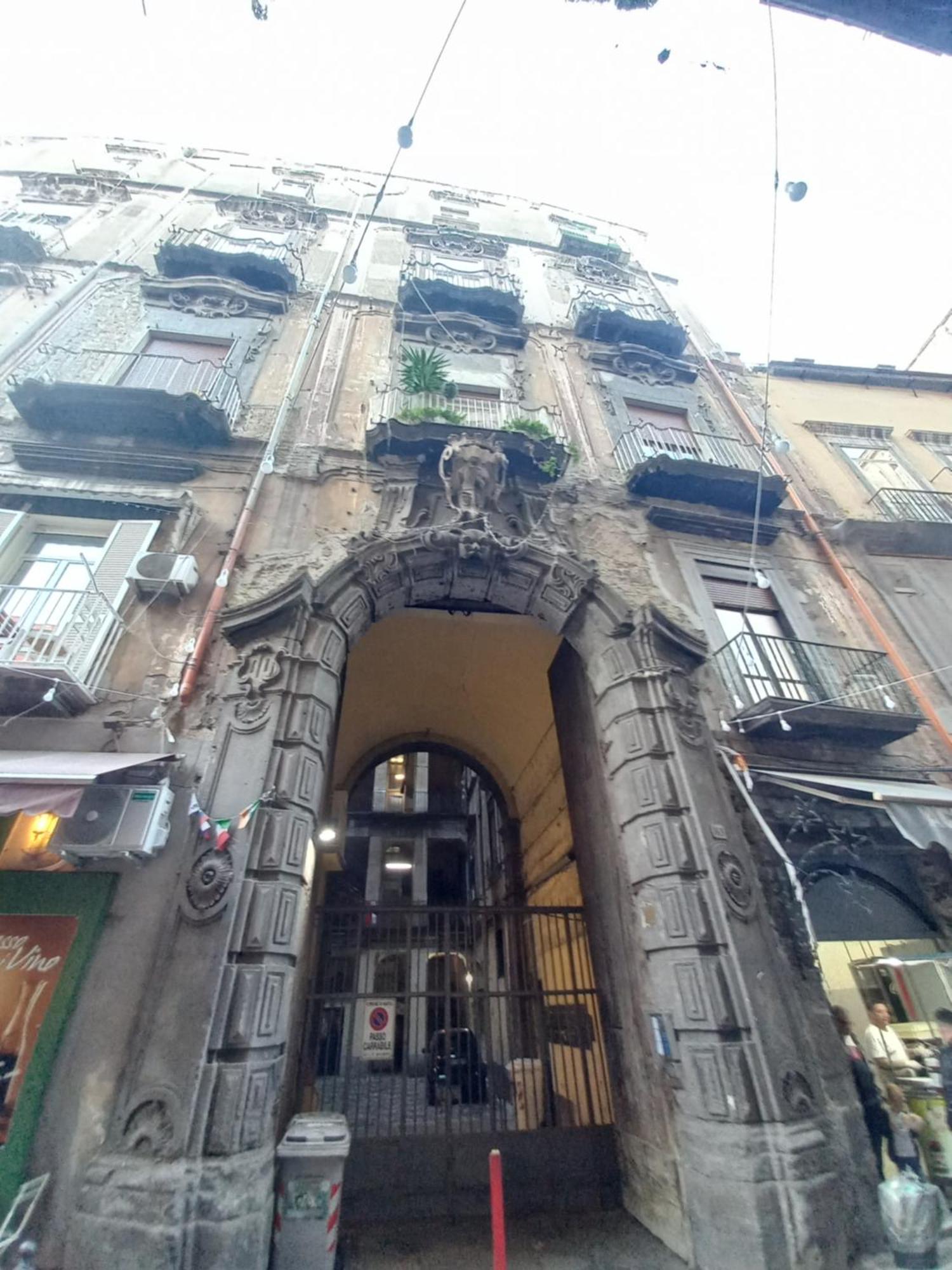 Il Balconcino Ai Tribunali Naples