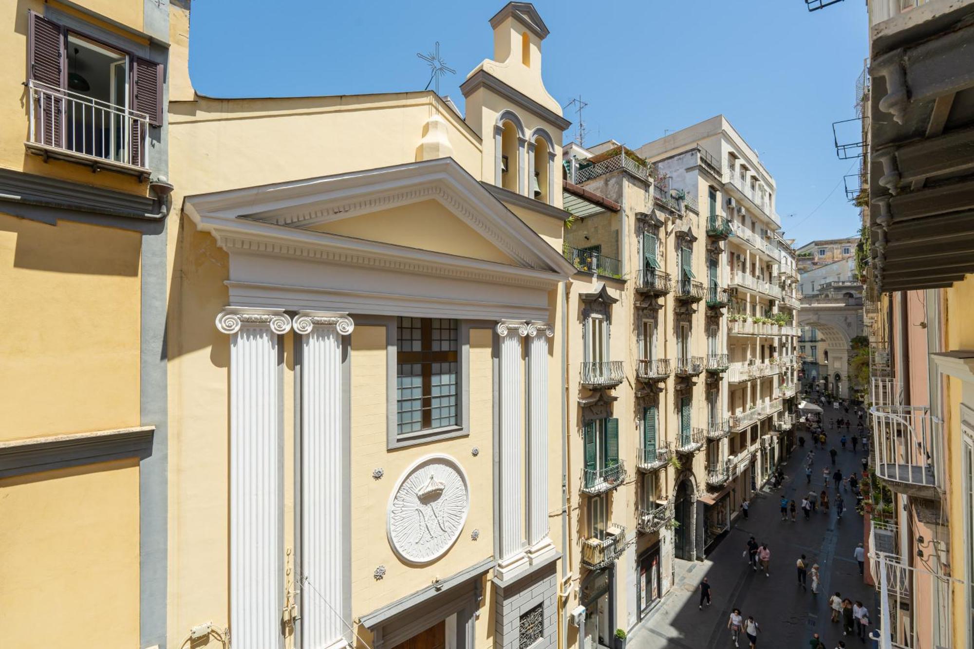 Aristocrat Chiaia Bridge Apartment Naples