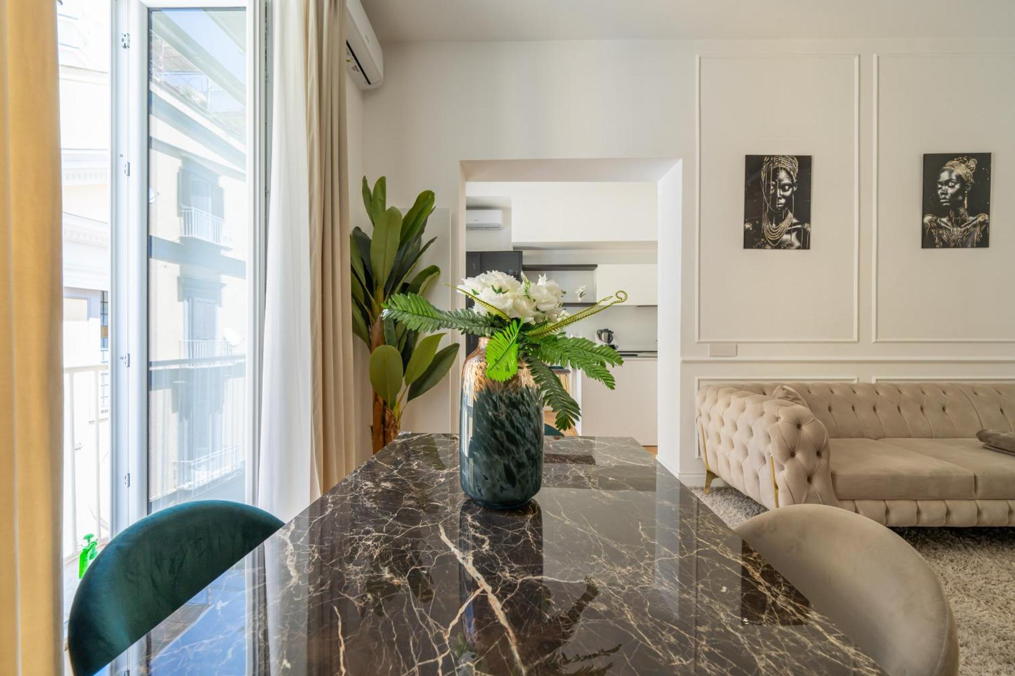 Aristocrat Chiaia Bridge Apartment *