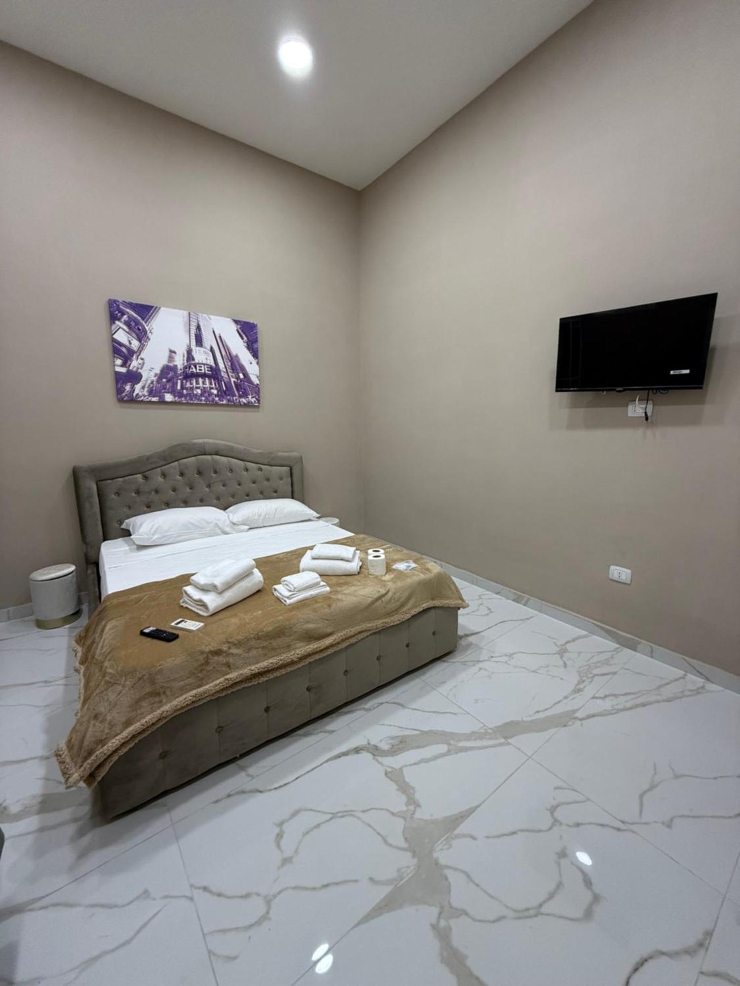Valentino Caracciolo 105 Apartment