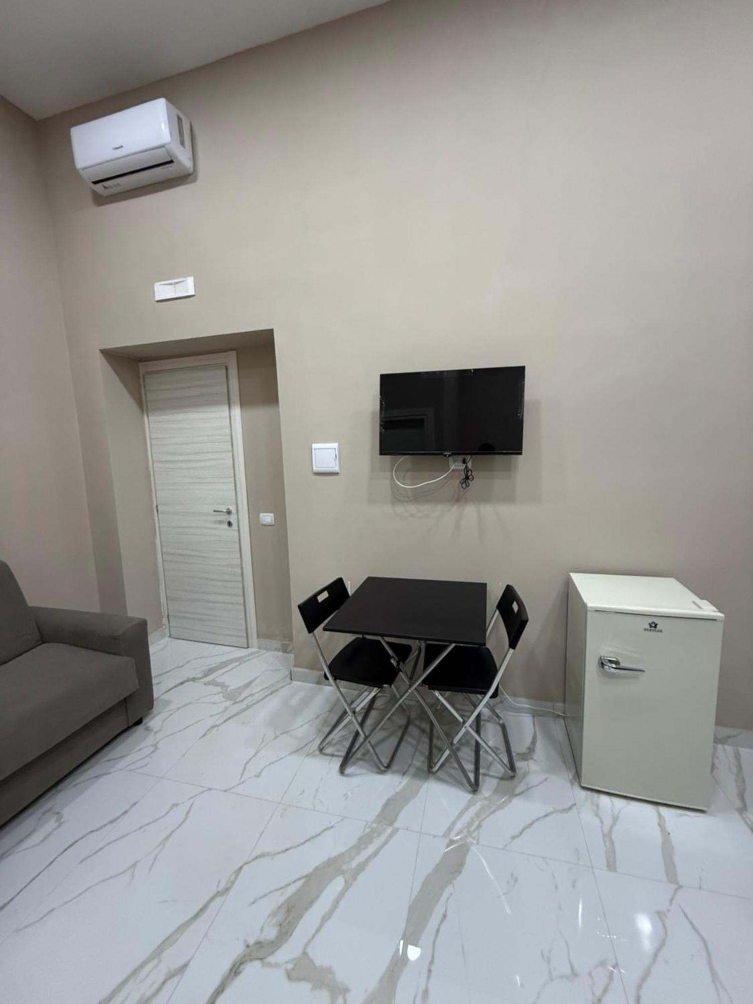 Valentino Caracciolo 105 Apartment *