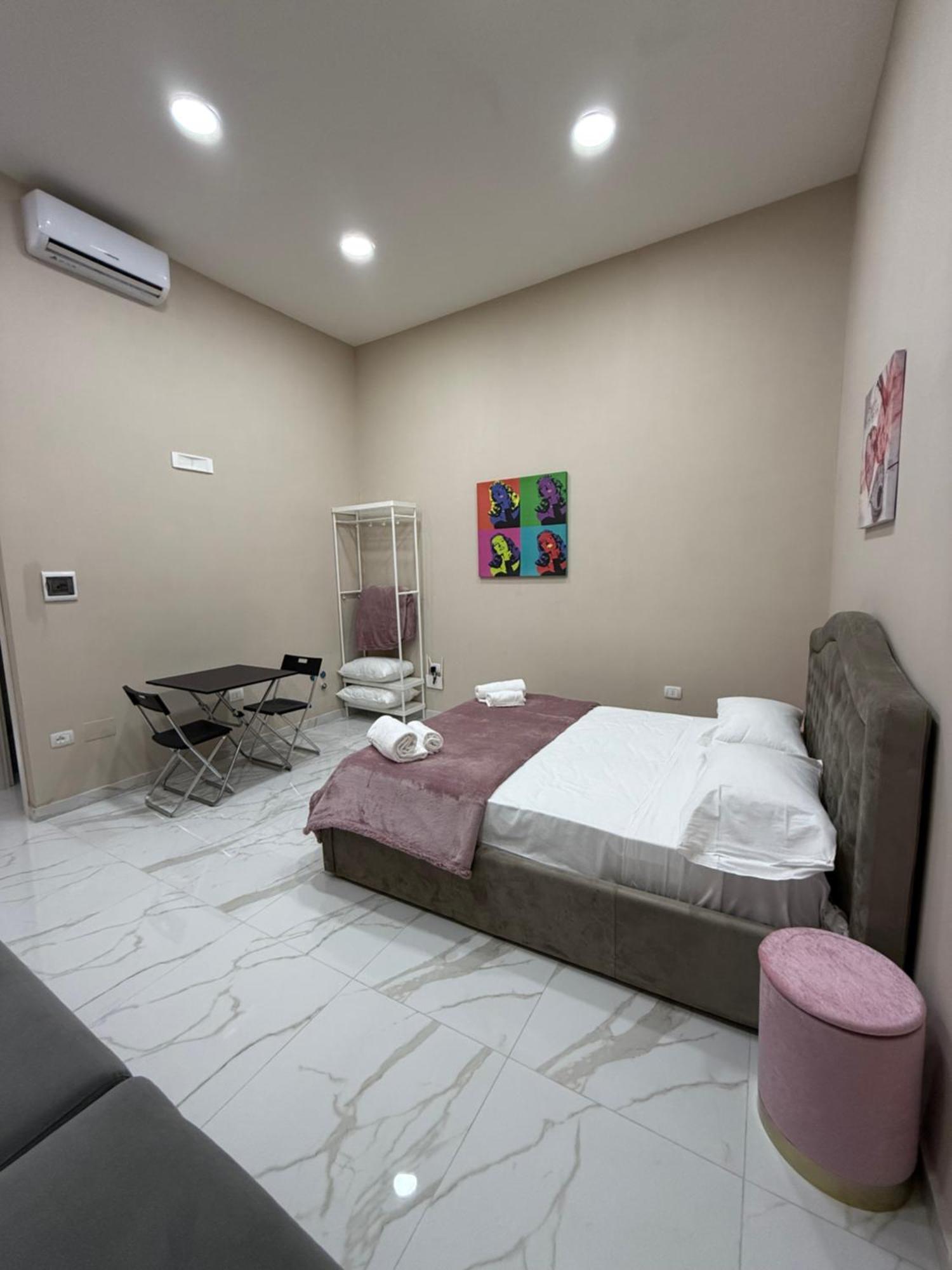 Valentino Caracciolo 105 Apartment