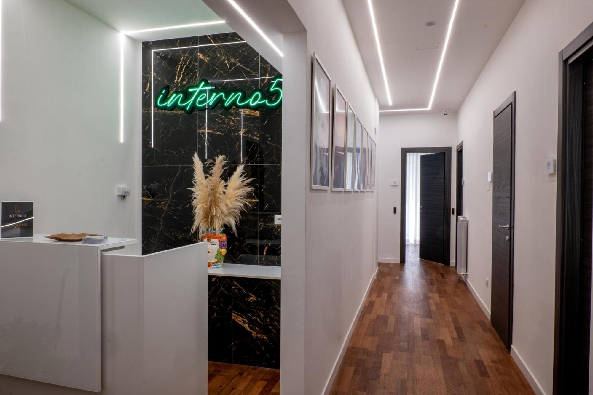Interno 5 Naples
