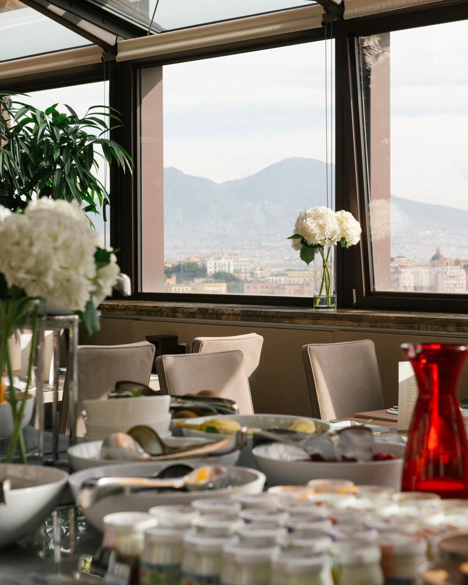 De Bonart Naples, Curio Collection By Hilton Naples