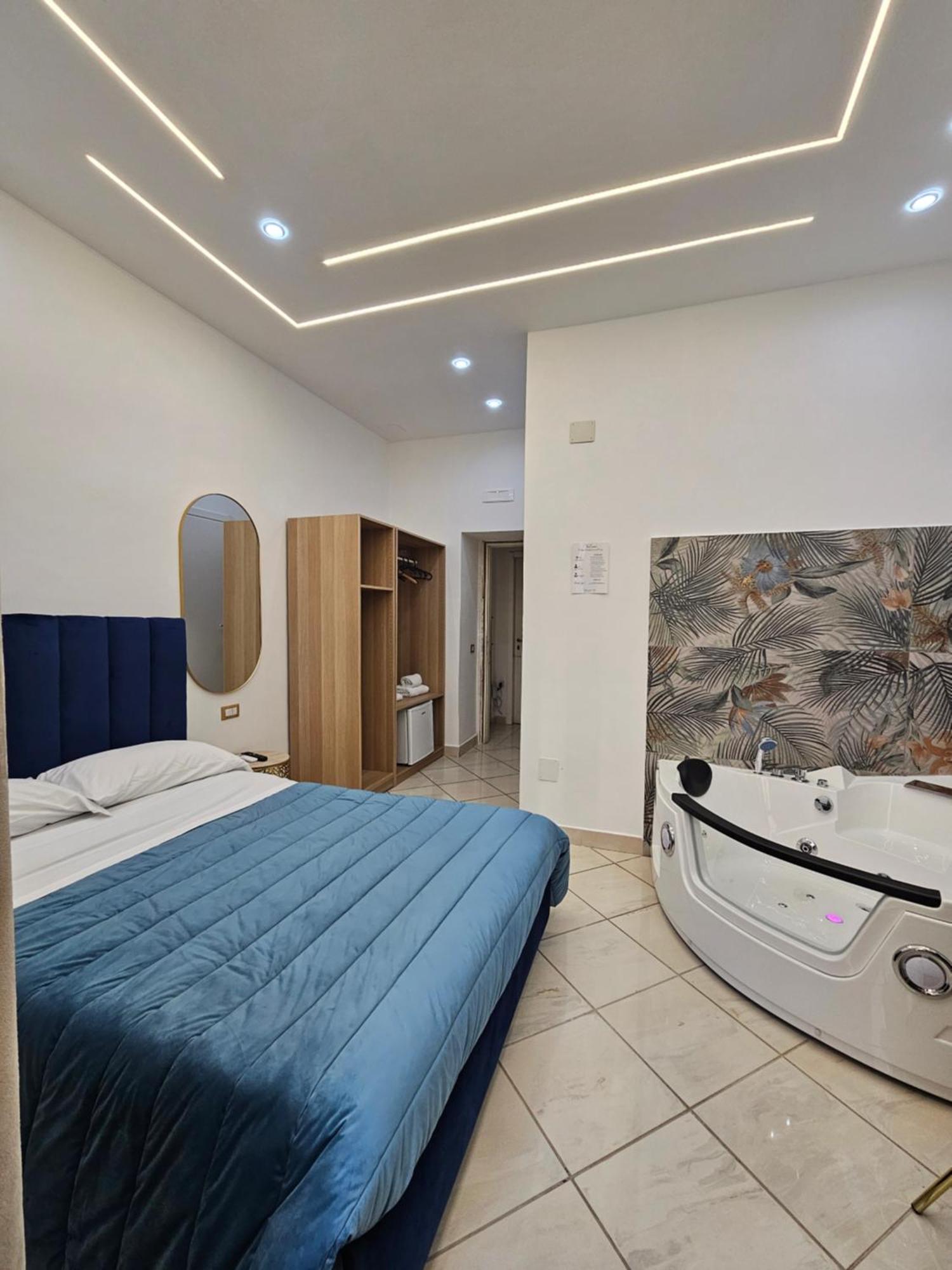 Room&jacuzzi Naples