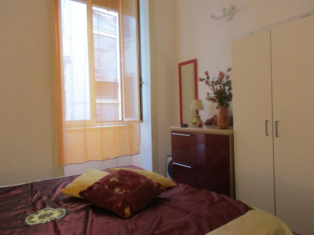 Nella Storica Piazza Carlo Iii Apartment
