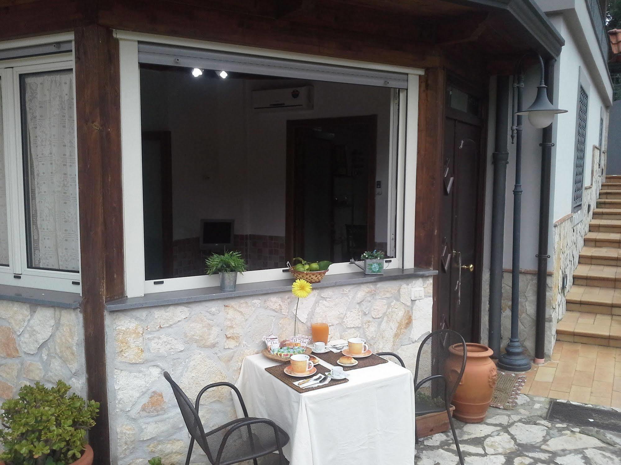 Bed & Breakfast I Giardini Di Capodimonte 2 Naples