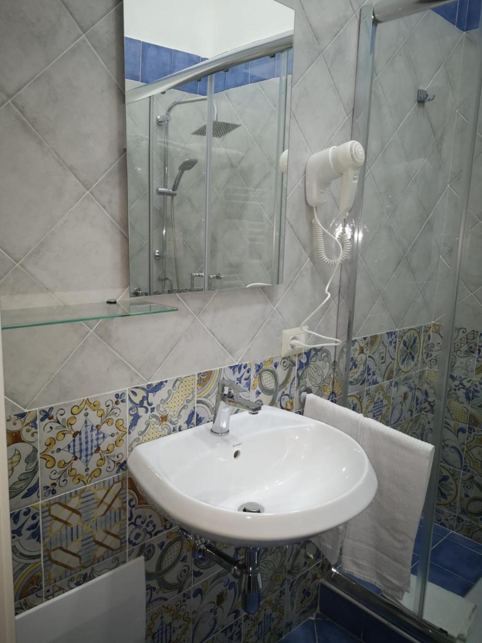 A Due Passi Dal Museo Bed & Breakfast Naples