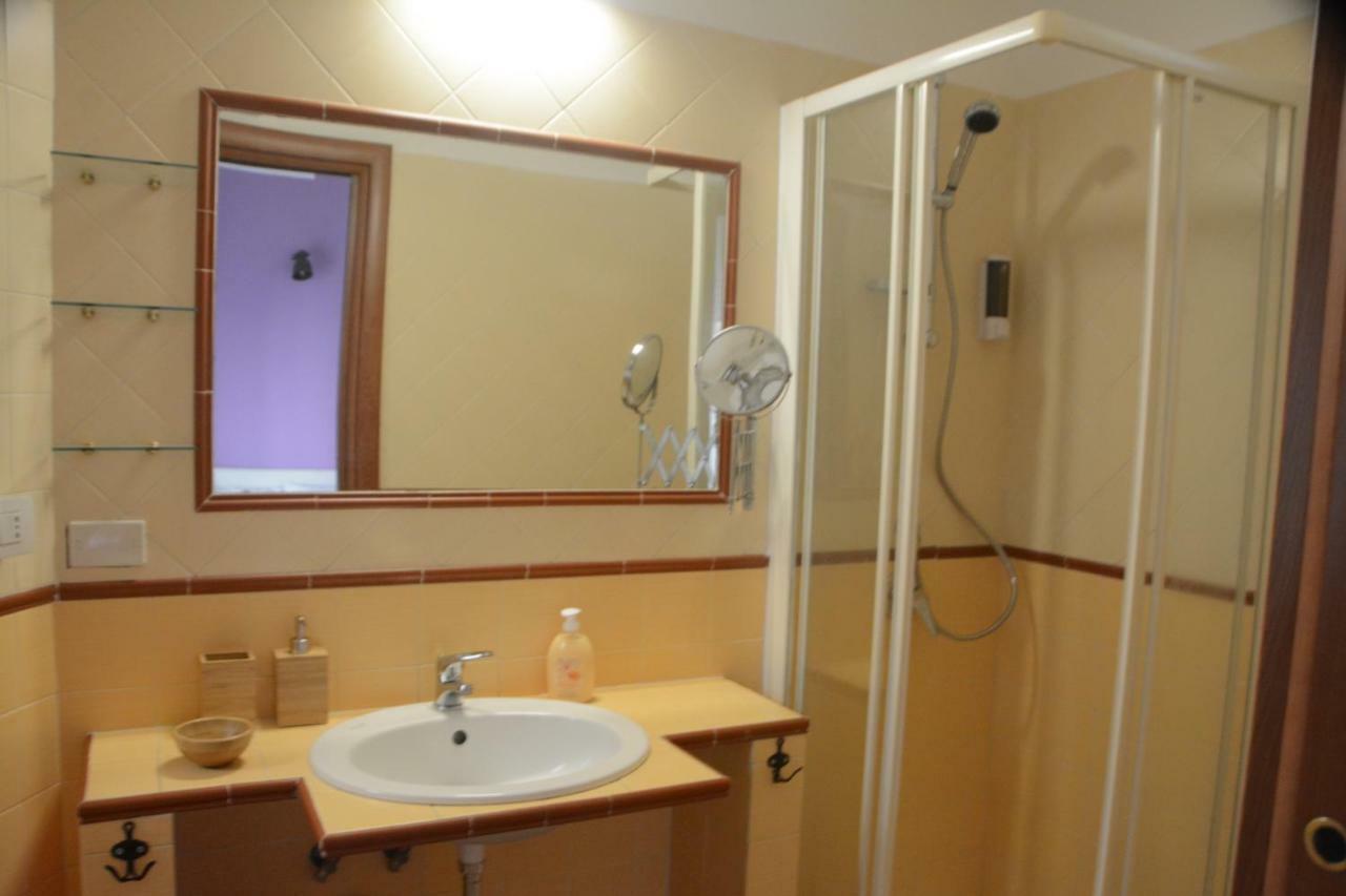 Vicaria - -