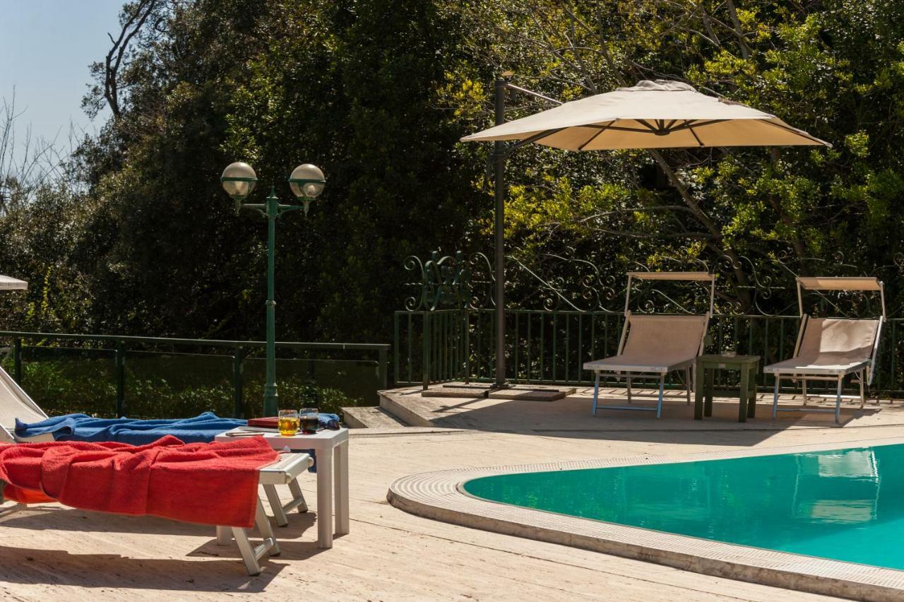 Holidays Family - Pool In Front Of Capri Apartment Naples