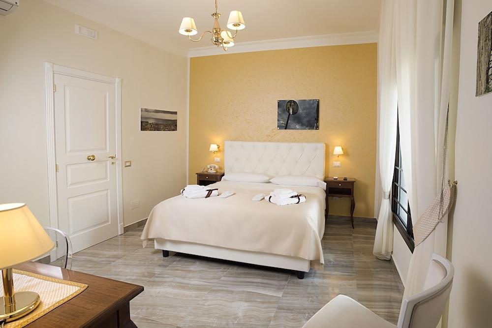 Neapolitantrips Hotel 4*