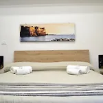 Vanzi Rooms