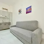 House M&C