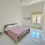 House M&C
